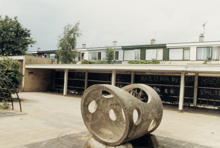  Speelplaats met speeltoestel met op de achtergrond de rijwielberging van de openbare basisschool 'De Bongerd'.