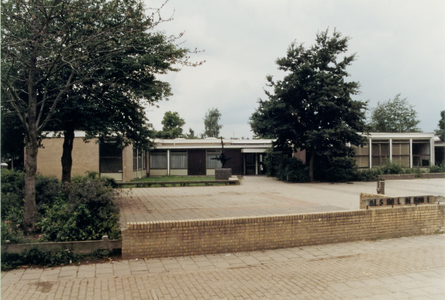  Voorzijde met entrée en speelplaats van de openbare basisschool 'De Bongerd'.