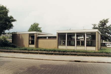  Gevel van de openbare basisschool 'De Bongerd', gezien vanaf de St. Nicolaaslaan.