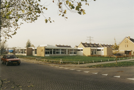  Scholencomplex basisscholen gezien vanaf de hoek St. Nicalaaslaan/Esdoorn.