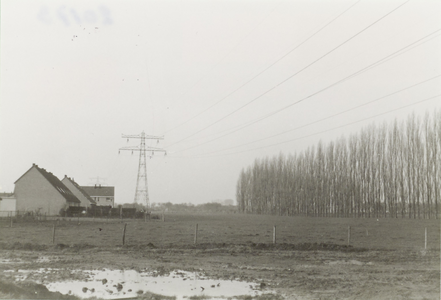  Hoogspanningsleiding met links daarvan nieuwbouwwoningen in plan Dalenoord