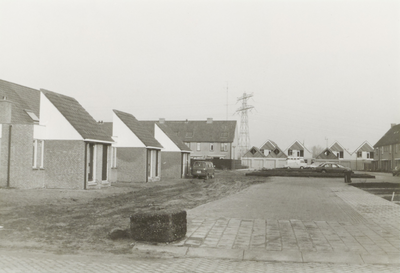 Woningen aan de Hazelaar gezien vanaf de St. Nicolaaslaan. Op de achtergrond een hoogspanningsmast.