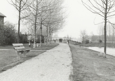  Wandelpad langs de Kromme Rijn bij plan 'De Waarden' met enkele wandelaars. Op de achtergrond een wit bruggetje.