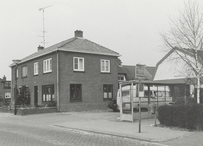  Links een dubbel woonhuis De Meent 31-33, rechts daarvan de bushalte, daarachter enkele oude auto's voor een ...