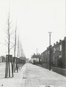  Overzichtsfoto van een gedeelte van De Meent, rechts 3 blokjes van twee-onder-â€šâ€šnkapwoningen, daarvoor jonge ...