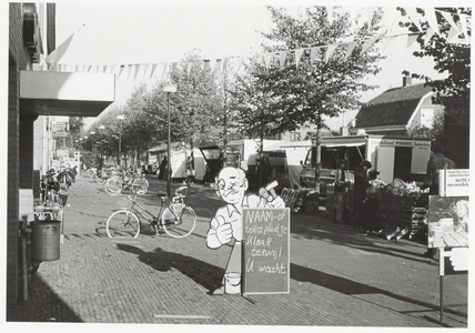 Overzichtsfoto van een marktdag op De Meent, rechts een aantal verkoopwagens/kramen, w.o. gebr. De Graaf, vishandel ...