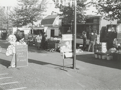  Overzichtsfoto van een marktdag op De Meent met een aantal verkoopwagens/kramen, w.o. gebr. De Graaf, vishandel ...