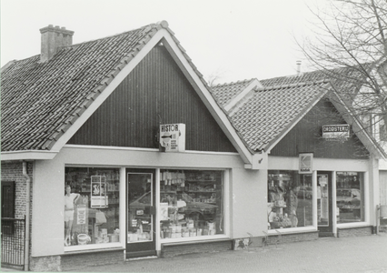  Links de voorgevel van een winkel in schildersbenodigdheden, rechts de gevel van drogisterij De Meent van S.J. Sterkenburg.