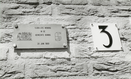  Bordje met de tekst: '5.000-ste woning in de gemeente Bunnik 20 juni 1989' en huisnummer 3