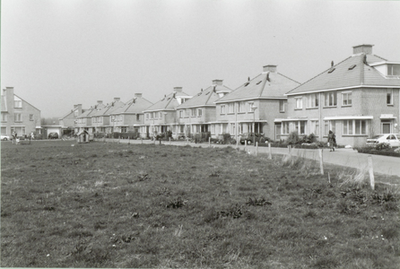  Gezicht op de woningen aan de |Peter van Velpenlaan