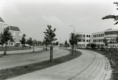  Runnenburg met links het kantoor van Bouwbedrijf BAM en rechts het kantoor van de OVDB.