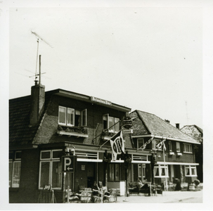  Het 'Stationskoffiehuis' met de naastgelegen woningen nrs. 19 en 21.