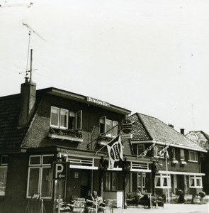 Het 'Stationskoffiehuis' met de naastgelegen woningen nrs. 19 en 21.