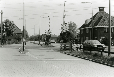  Spoorwegovergang Schoudermantel, rechts de vm. Huisartsenpraktijk Schoudermantel 2