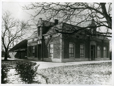  Woonhuis De Raaphof in de winter. Voor-en linker zijgevel.