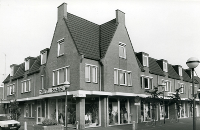  Winkelpand van Vera Textiel met bovenliggende woningen op de hoek Dorpsstraat - Het Slot.