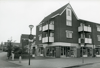  Winkelpand van Philipoom Mode met bovenliggende woningen op de hoek Van hardenbroeklaan - Het Slot.