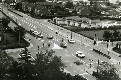  Kruispunt Stationsweg/Julianalaan gezien vanaf de toren van de RK-kerk. In het midden de kleuterschool Hummeloord.