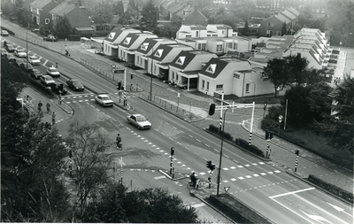  Kruispunt Stationsweg/Julianalaan gezien vanaf de toren van de RK-kerk. In het midden een complex witgepleisterde ...