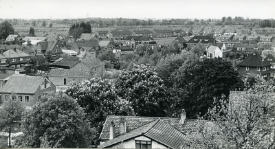  Luchtopname vanaf de RK-kerk. Stationsweg met links het politiebureau en op de achtergrond o.a. woningen aan de Molenweg