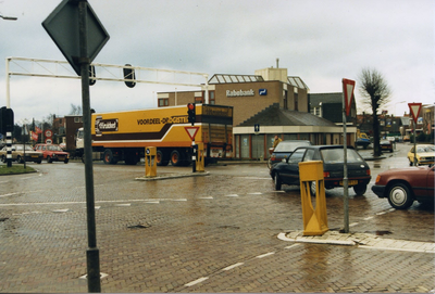  Kruispunt Stationsweg-Dorpsstraat-Molenweg met kantoorgebouw Rabobank en druk autoverkeer.