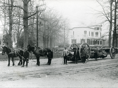  Een mallejan met boomstammen, getrokken door twee paarden op de Hoofdstraat (voorheen Rijksstraatweg) met tramrails te ...