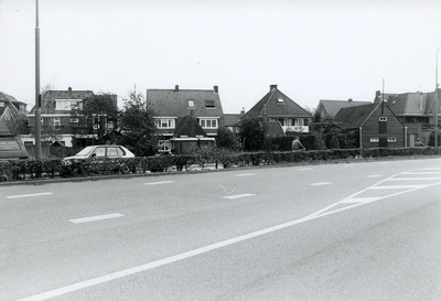  Gedeelte Stationsweg, op de achtergrond de achterzijde van woningen aan de Smalleweg.