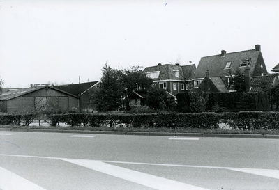  Gedeelte Stationsweg, op de achtergrond de achterzijde van woningen aan de Smalleweg, links enkele loodsen.