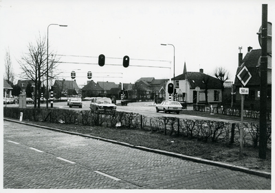  Overzichtsfoto kruispunt Stationsweg- Provincialeweg-Dorpsstraat-Molenweg gezien vanuit de richting Utrecht. In het ...