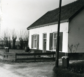  Zijgevel witgepleisterde woning, rechts daarvan een deel van een woning huisnummer 180.