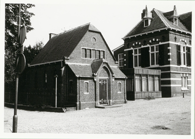  Catechisatiegebouw NH Kerk met rechts het Oude Raadhuis