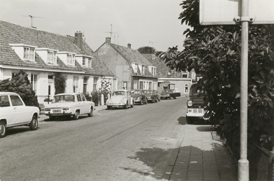  Dorpsstraat met links huisjes van Jansen
