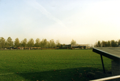  Voetbalvelden van sv. Odijk, op de achtergrond links sporthal 'De Lindenhof' en rechts het clubgebouw van sv. Odijk.