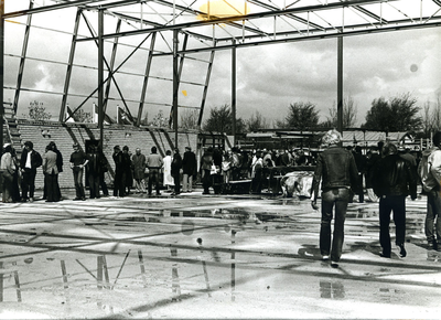  Overzichtsfoto van de genodigden bij de Eerste steenlegging van de sporthal 'De Lindenhof'.