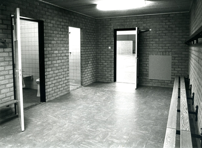  Interieur kleedkamers sporthal 'De Lindenhof'.