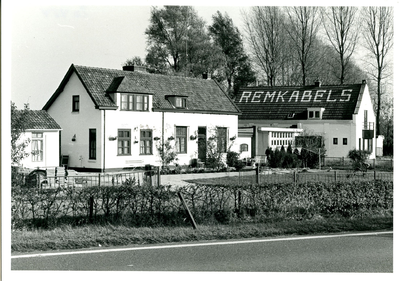  Gezicht op enkele woningen, rechts daarvan de voormalige Remkabelfabriek.