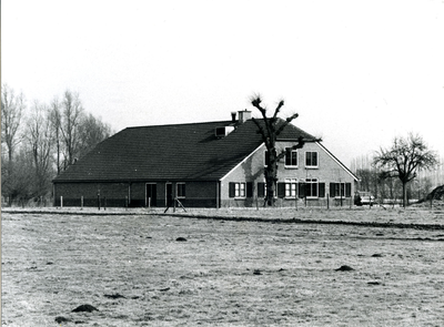  Gezicht op de voor- en linkerzijgevel van het herbouwde Open Jongerencentrum Schoudermantel.