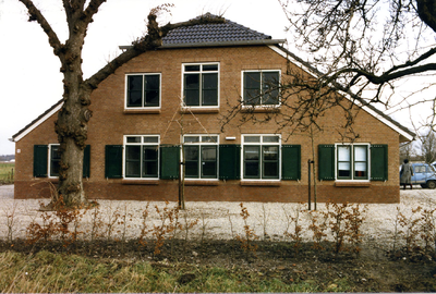  Gezicht op de voorgevel van het herbouwde Open Jongerencentrum Schoudermantel.