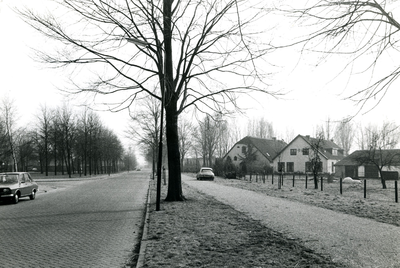  Gezicht op de Singel, rechts boerderij 'De Vork' met bijgebouwen.