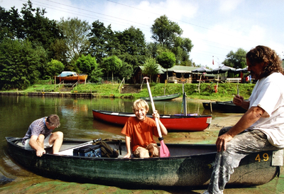  Spelende kinderen in kano's bij kanoverhuurbedrijf Wijntje.