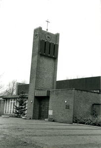  De entrée van de rooms-katholieke kerk.