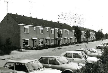  Gezicht op twee blokken van zes woningen.