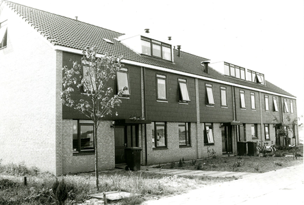  Gezicht op een blok van zes woningen.