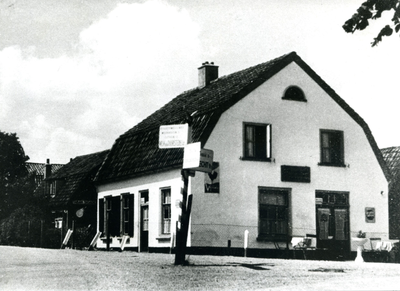  Café Hazendonk werd in 1959 gesloopt. Op dit punt verrees in 1960 een vestiging van de Raiffeissenbank. In het ...