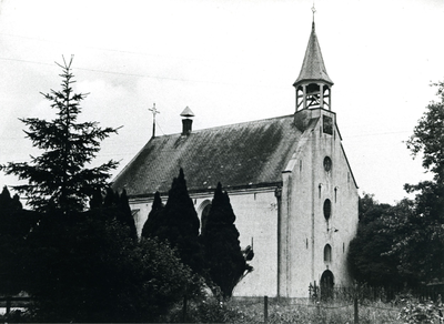  Het witte kerkje vóór 1945, tussen de sparren. Staande naast het pad naar de huidige pastorie lag de grafkelder van de ...
