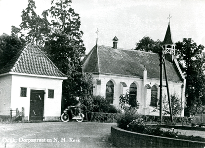  Het witte kerkje, links een transformatorhuisje en een passerende bromfietser.