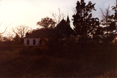  De achterzijde van het witte kerkje met de consistoriekamer.