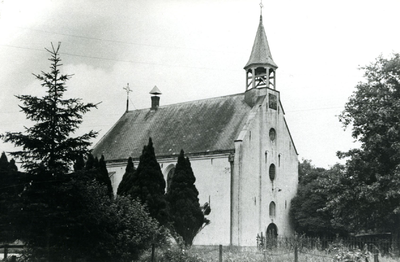  Het witte kerkje vóór 1945, tussen de sparren. Staande naast het pad naar de huidige pastorie lag de grafkelder van de ...