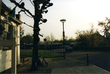  De hoek Zeisterweg - De Meent, links een deel van Het Wapen van Odijk. Op de achtergrond de christelijke school 'De ...