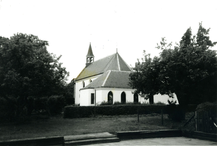  De achterzijde van het witte kerkje met de consistoriekamer.